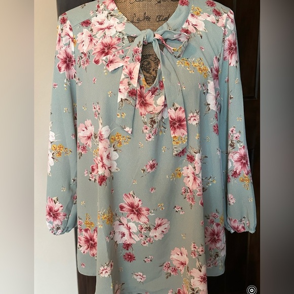 Pretty floral blouse-New with tag! - Picture 2 of 5